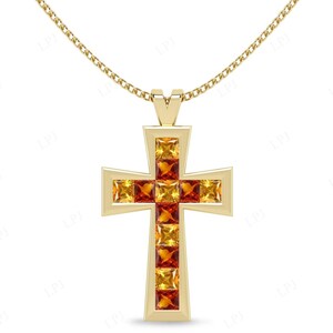 Peut inclure: Collier pendentif doré avec un motif de croix. La croix est ornée de pierres précieuses carrées, orange et jaunes. Le collier a une chaîne délicate et un fermoir simple.