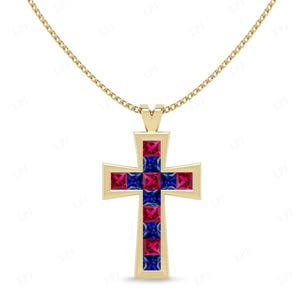 Può includere: Una collana con pendente dorato con un design a croce. La croce è intarsiata con pietre quadrate rosse e blu alternate. La catena della collana è anch'essa dorata.