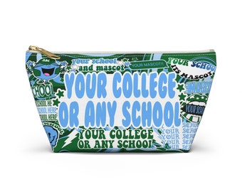 Op de afbeelding: Een make-up tasje met ritssluiting met een witte achtergrond en een herhalend patroon van groene en blauwe schoolthema graphics. De tas heeft de tekst "YOUR COLLEGE OR ANY SCHOOL" in grote, lichtblauwe letters.