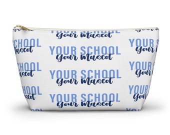 Puede incluir: Bolsa de cosméticos blanca con un patrón repetido del texto "YOUR SCHOOL Your Mascot" en azul claro y oscuro. La bolsa tiene una cremallera dorada.