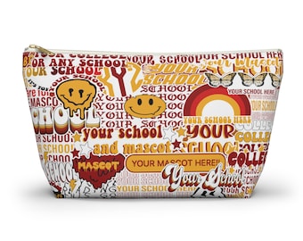 Puede incluir: Bolsa con cremallera blanca con un patrón repetido de texto, caras sonrientes, estrellas y un arcoíris en tonos de rojo, amarillo y marrón. El texto incluye frases como "Your School" y "Your Mascot Here!!".