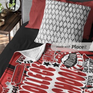Peut inclure: Une couverture rouge et blanche sur le th&egrave;me du coll&egrave;ge avec les mots "COLLEGE" et "YOUR SCHOOL" dans une police audacieuse et stylis&eacute;e. La couverture est sur un lit avec un oreiller &agrave; motifs et des oreillers rouges.