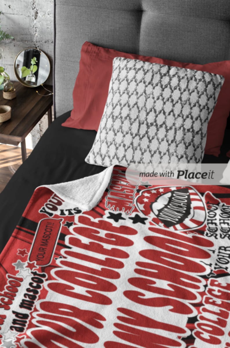 Peut inclure: Une couverture rouge et blanche sur le th&egrave;me du coll&egrave;ge avec les mots "COLLEGE" et "YOUR SCHOOL" dans une police audacieuse et stylis&eacute;e. La couverture est sur un lit avec un oreiller &agrave; motifs et des oreillers rouges.