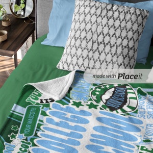 Peut inclure: Une couverture blanche et bleue sur le th&egrave;me du coll&egrave;ge avec le texte "YOUR SCHOOL AND MASCOT!!" et "YOUR COLLEGE". La couverture est sur un lit vert avec un oreiller &agrave; motifs et des oreillers bleus.