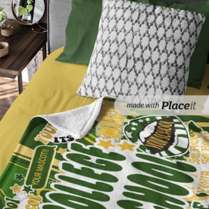Peut inclure: Une couverture verte et blanche sur le th&egrave;me du coll&egrave;ge avec le texte "YOUR SCHOOL" et "COLLEGE". La couverture est pli&eacute;e sur un lit avec des oreillers verts et un oreiller &agrave; motifs. La couverture a un dessous blanc et moelleux.