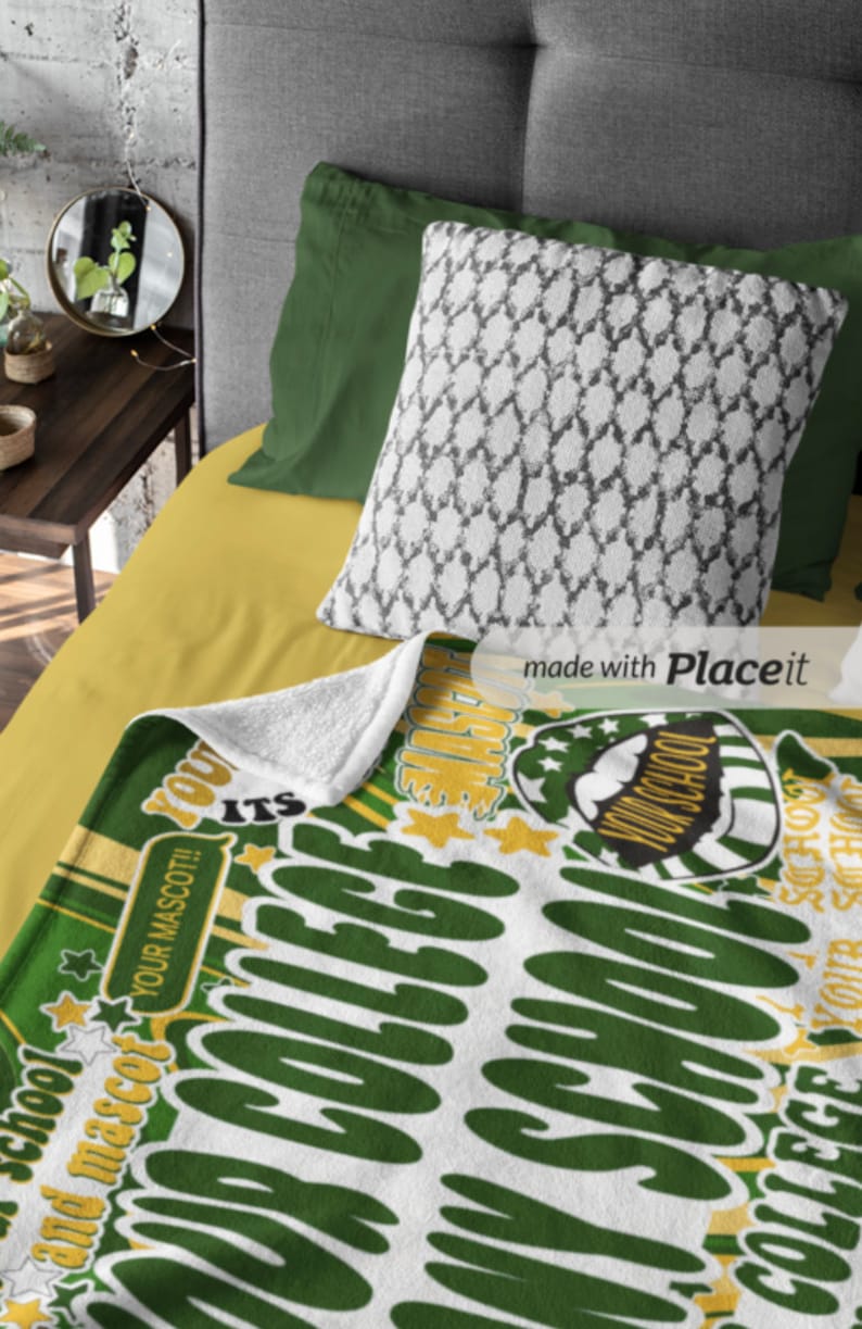 Peut inclure: Une couverture verte et blanche sur le th&egrave;me du coll&egrave;ge avec le texte "YOUR SCHOOL" et "COLLEGE". La couverture est pli&eacute;e sur un lit avec des oreillers verts et un oreiller &agrave; motifs. La couverture a un dessous blanc et moelleux.