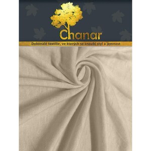 Peut inclure: Un gros plan sur un tissu beige avec une texture douce et fluide. Le tissu est plié et disposé de manière à montrer son drapé et son écoulement naturels. Le tissu est de couleur beige clair et a un léger brillant.