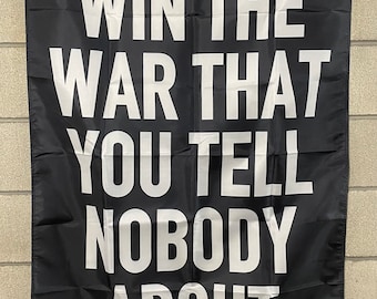 Peut inclure: Drapeau noir avec du texte blanc qui dit "Win the war that you tell nobody about".