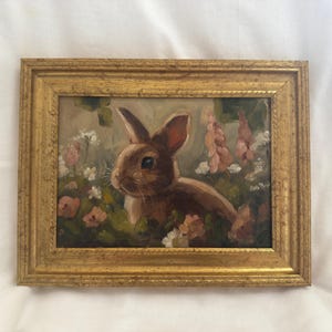 Stampa artistica di un coniglio in un campo di fiori selvatici – Stampa artistica da un dipinto a olio originale – Decorazione da parete con animali in stile cottage, opera d'arte naturalistica di un coniglio