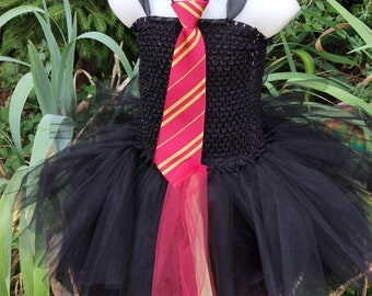 Kinderkostüm der kleinen Hexe, knielanges Tutu-Kleid in schwarzem Tüll und Krawatte