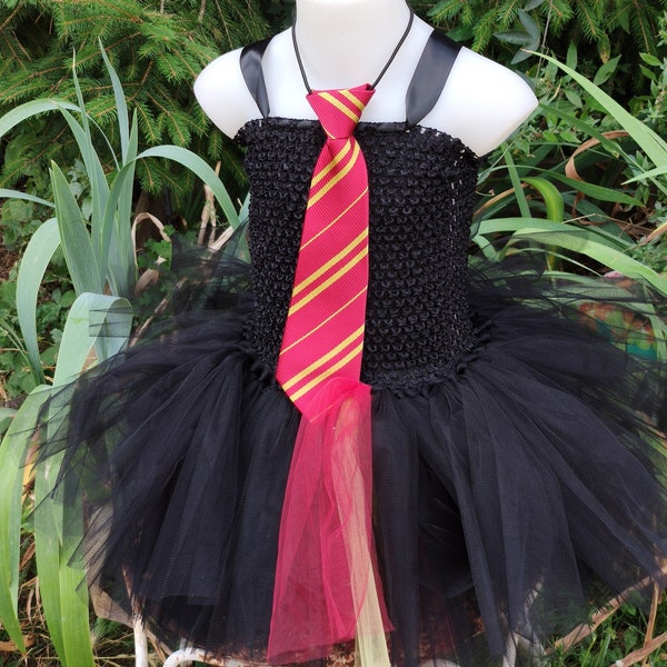 Déguisement enfant de petite sorcière,  robe tutu longueur genou en tulle noir et cravate