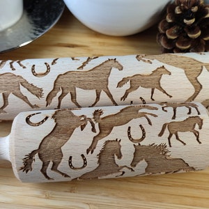 Può includere: Due mattarelli in legno con disegni di cavalli e ferri di cavallo incisi. Il mattarello più grande è lungo 25 cm e quello più piccolo 18 cm.