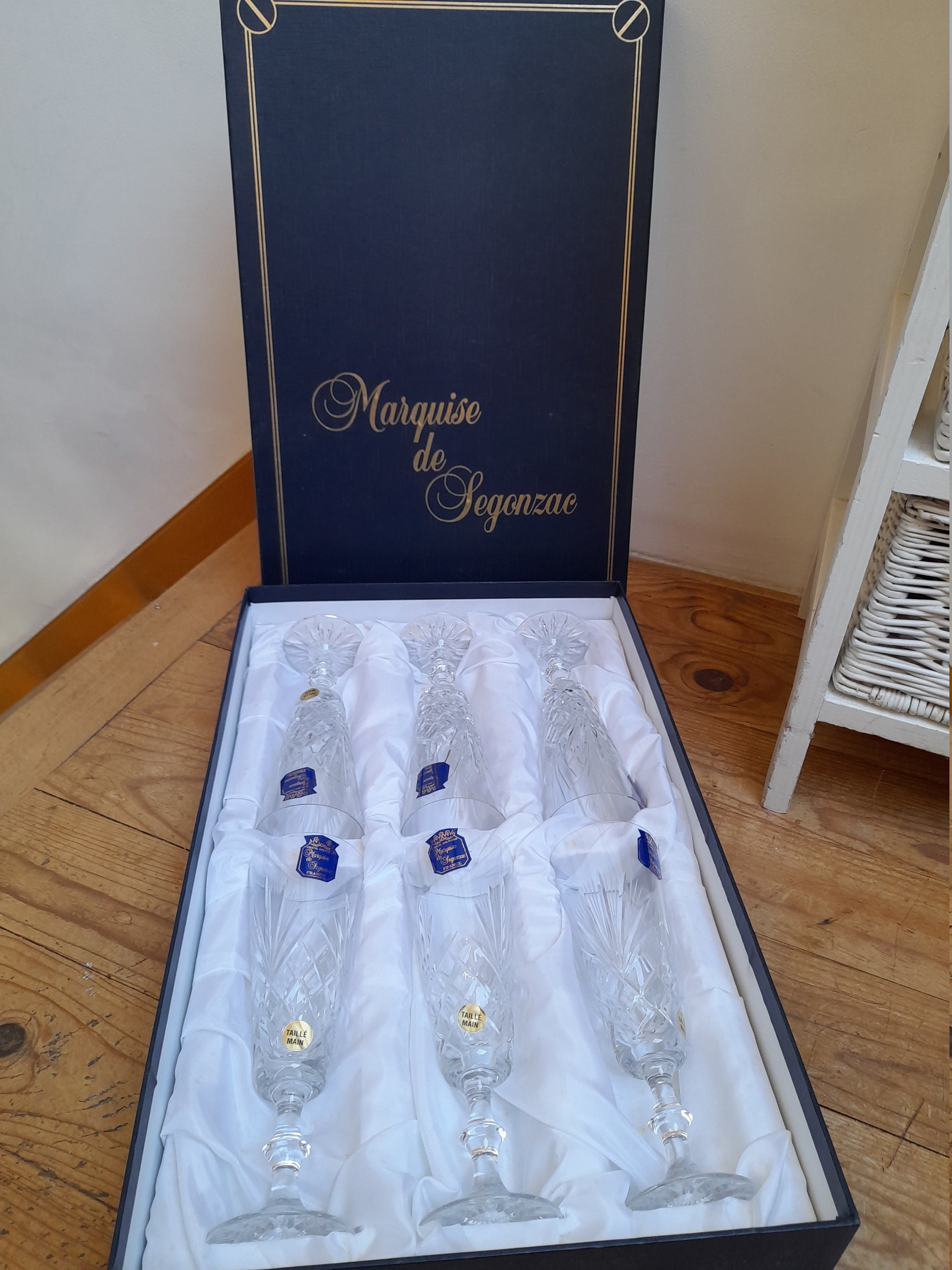 Ensemble Neuf , 6 Flutes A Champagne Cristal Taillé Main + Superbe Sceau Marquise de Segonzac Vintag