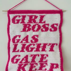 Girlboss ガスライト ゲートキープ かぎ針編みタペストリー パターン - デジタル ダウンロード PDF