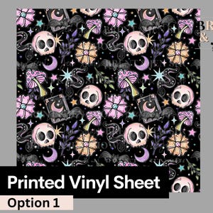 Könnte beinhalten: Bedruckte Vinylfolie mit einem sich wiederholenden Muster aus Totenköpfen, Pilzen, Blumen, Fledermäusen, Monden, Sternen und Büchern auf schwarzem Hintergrund. Das Design weist Pastellfarben in Rosa, Lila und Gelb auf. Der Text "Printed Vinyl Sheet" und "Option 1" ist zu sehen.