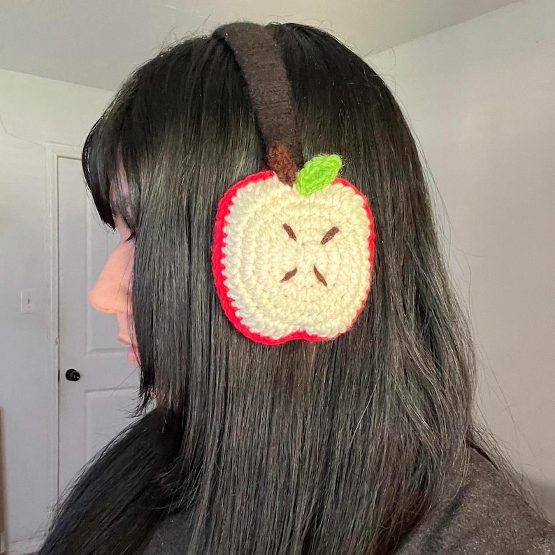 crochet Apple ear warmers afbeelding 1