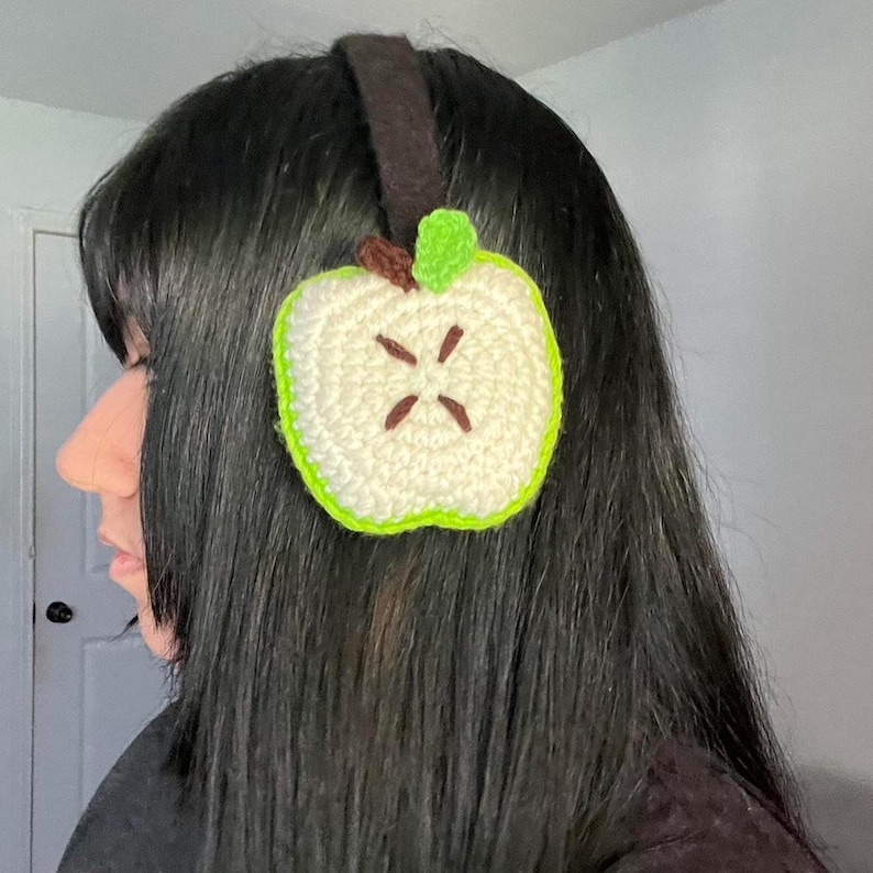 crochet Apple ear warmers afbeelding 2