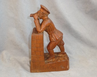 WW1 trench art carved wood sculpture russian imperial army officer scanning the front line with binoculars pow war souvenir bookend 1916-19