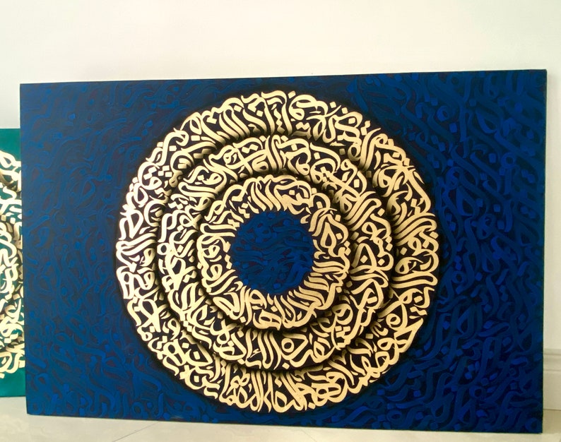 Puede incluir: Una pintura sobre lienzo azul con un gran c&iacute;rculo dorado en el centro. El c&iacute;rculo est&aacute; formado por intrincadas caligraf&iacute;as en un patr&oacute;n circular. El fondo es azul oscuro con un patr&oacute;n de remolino.