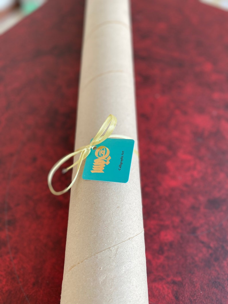 Puede incluir: Un p&oacute;ster o impresi&oacute;n enrollado con una cinta amarilla atada alrededor. Una etiqueta azul con el texto "Calligraphy Art" est&aacute; unida a la cinta.