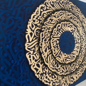 Puede incluir: Pintura abstracta con un dise&ntilde;o circular de caligraf&iacute;a dorada sobre un fondo azul oscuro.