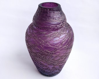Vaso in vetro iridescente ametista Kralik filettato in stile Art Nouveau, corpo a balaustro in stile Loetz cinese color viola metallizzato antico, stile boho ceco.