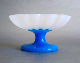 Alzata/vaschetta antica francese in vetro lattimo a forma di fiore, XIX secolo, in vetro opalino blu e bianco, con piedistallo, portagioie/portagioie.