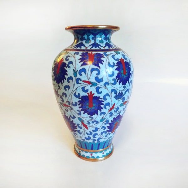 Vase chinois antique de bouteille de Cloisonné Meiping | Motif floral bleu et rouge de lotus sur un fond moucheté bleu clair | XIXe siècle