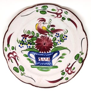 Prato antigo francês de faiança Luneville Chanteclerc, 23 cm, com galo e cesta de flores. Peça de colecionador, França, Saint Clement Pottery, século XIX.