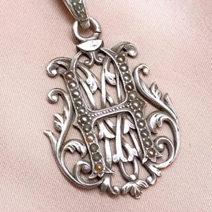 Pingente de monograma vitoriano antigo e elegante, ornamentado, com pérolas prateadas, letra A ou H, estilo rococó, vazado, presente de colecionador para ela e ele, década de 1800