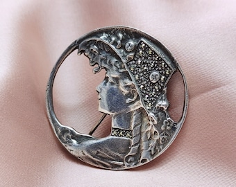 Belle Époque Dame in geblümten Hut Silber Brosche Anhänger Armand Bargas Reproduktion Jugendstil