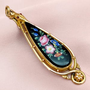 希少な大型3インチビクトリア朝の蛇の黒ガラスエナメルティアドロップペンダント、手描きの花柄モチーフ、ゴールドケース入りウロボロスの蛇、コレクターへのギフト