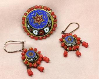 Antieke Franse Napoleon III Demi Parure rode koraal oorbellen set Champleve emaille broche goud messing koraal kraal oorbel Victoriaans, c. jaren 1860