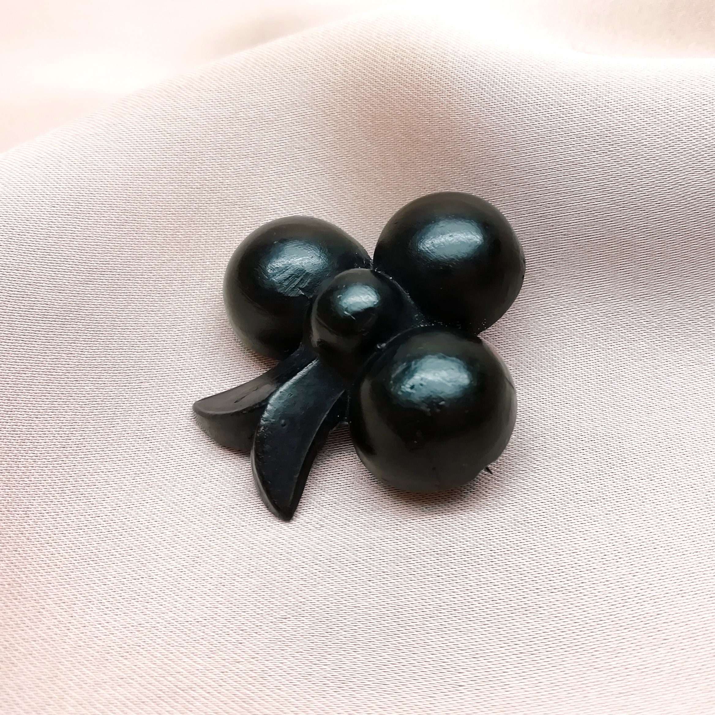 Ancienne Broche De Deuil En Résine Noire Texturée - Bijou Vintage