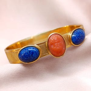 Elegancka, antyczna bransoletka w stylu art déco, pozłacana, srebrna próba 800, zawieszana na zawiasach, grecki renesans, koralowa kamea, lapis lazuli, szkło pekińskie, prezent dla niej, lata 20. XX wieku