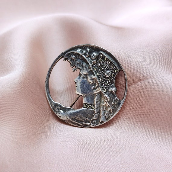Broche Ancienne En Argent - Femme Au Chapeau - Style Art Nouveau Vers 1900 - France - Occasion