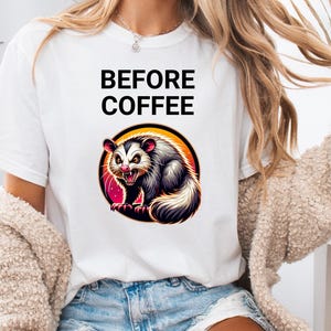 Gambá irritado engraçado PNG, Baixar PNG de café, Design de sublimação de camiseta de café engraçado, Clipart de gambá irritado, Baixar PNG de café para camisetas