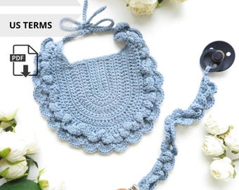 Conjunto de bebé a crochet con babero y sujetachupetes con volantes. Patrón de crochet en inglés (EE. UU.).