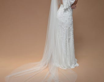 Velo de novia color marfil largo tipo capilla: tul suave con borde cortado sencillo
