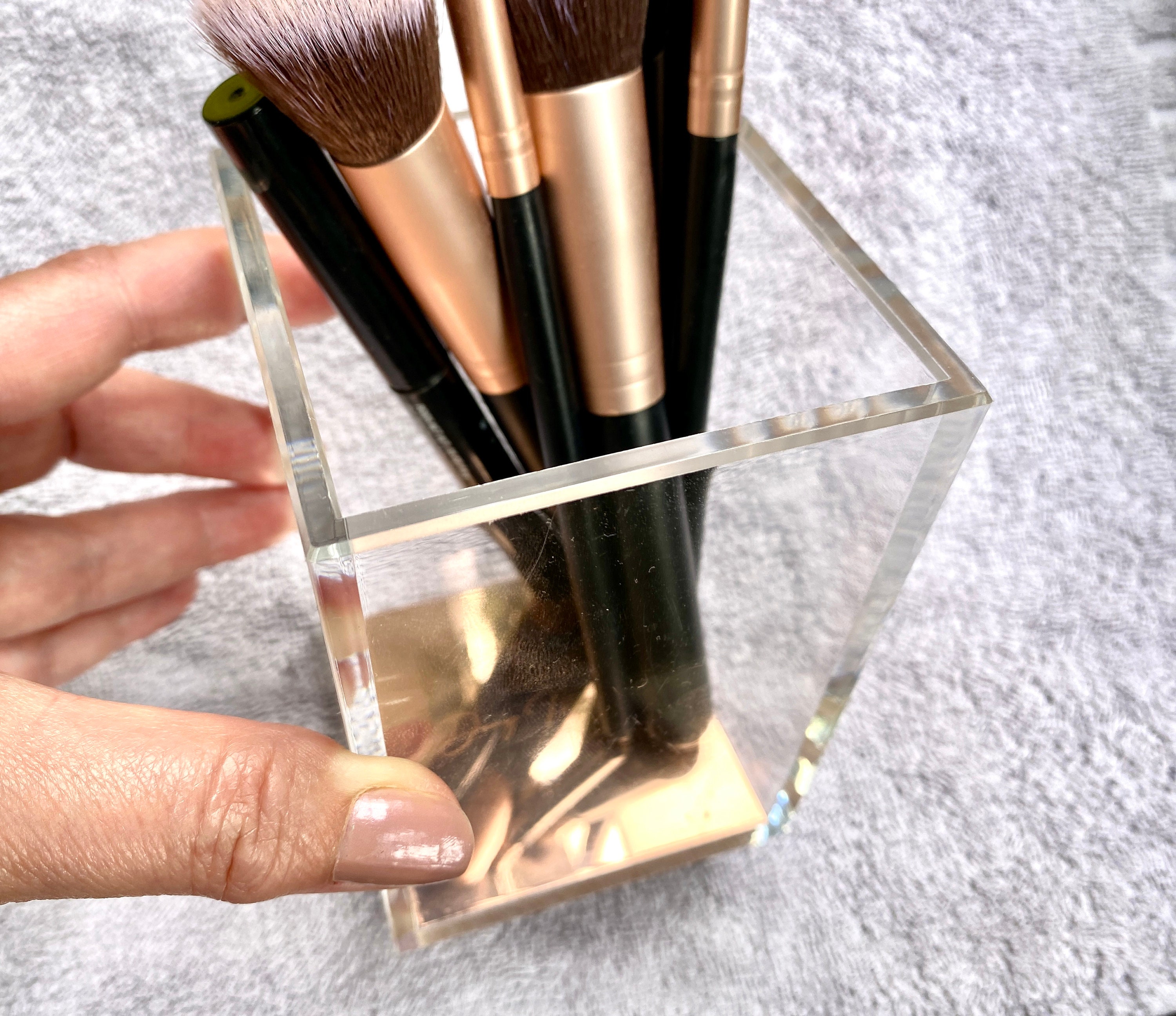 Desktop Brushes Organizer with Lid Clear Acrylic Makeup Organizer Lucite  Brush Holder - China Desktop Brushes Organizer and Acrylic Makeup Brush Cup  Holder price