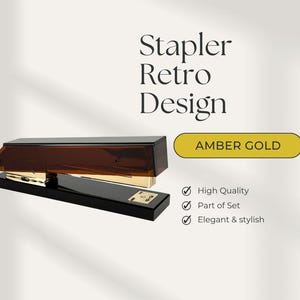 Peut inclure: Une agrafeuse de style rétro ambre et or. L'agrafeuse a une base noire et un dessus ambre transparent. Le texte "Stapler Retro Design" est affiché au-dessus de l'agrafeuse, avec "Amber Gold" dans un ovale jaune.