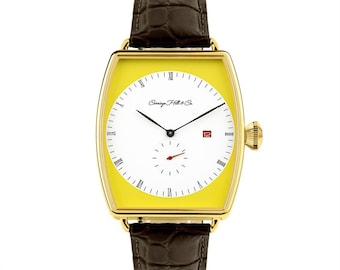 Reloj de acero inoxidable con esfera amarilla y correa de cuero marrón.