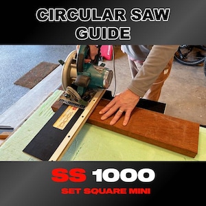 以下が含まれることがあります： 「SS 1000 SET SQUARE MINI」とラベル付けされた黒と白のガイドを使用して、人が丸のこで木材を切断しています。