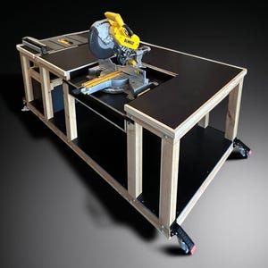 K&ouml;nnte beinhalten: Ein L-f&ouml;rmiger Holzbearbeitungs-Werkbank mit einer gelb-schwarzen Gehrungss&auml;ge. Die Werkbank hat eine schwarze Oberfl&auml;che, einen Rahmen aus Naturholz und ist f&uuml;r Mobilit&auml;t auf R&auml;dern montiert. Es ist zum Schneiden von Holz konzipiert.