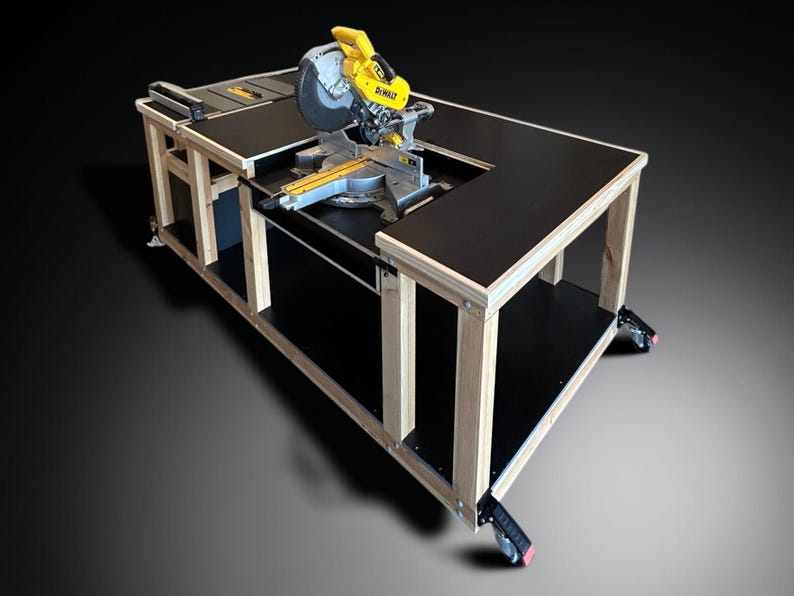 K&ouml;nnte beinhalten: Ein L-f&ouml;rmiger Holzbearbeitungs-Werkbank mit einer gelb-schwarzen Gehrungss&auml;ge. Die Werkbank hat eine schwarze Oberfl&auml;che, einen Rahmen aus Naturholz und ist f&uuml;r Mobilit&auml;t auf R&auml;dern montiert. Es ist zum Schneiden von Holz konzipiert.