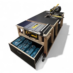 K&ouml;nnte beinhalten: Eine Werkbank aus Holz mit schwarzer Oberfl&auml;che, ausgestattet mit einer Gehrungss&auml;ge und einer Tischkreiss&auml;ge. Eine Schublade darunter enth&auml;lt mehrere t&uuml;rkisfarbene Werkzeugkoffer. Die Werkbank ist rollbar.