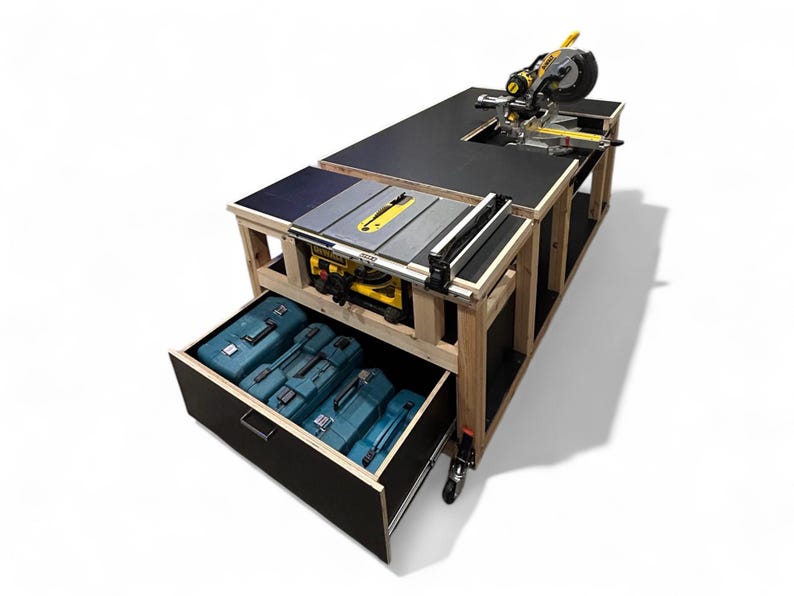 K&ouml;nnte beinhalten: Eine Werkbank aus Holz mit schwarzer Oberfl&auml;che, ausgestattet mit einer Gehrungss&auml;ge und einer Tischkreiss&auml;ge. Eine Schublade darunter enth&auml;lt mehrere t&uuml;rkisfarbene Werkzeugkoffer. Die Werkbank ist rollbar.