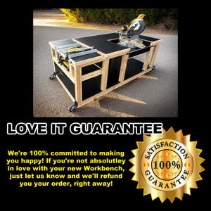 K&ouml;nnte beinhalten: Eine Werkbank aus Holz mit schwarzer Tischplatte und eingebauter S&auml;ge. Die Werkbank hat einen stabilen Rahmen mit Rollen f&uuml;r Mobilit&auml;t. Der Text "LOVE IT GUARANTEE" wird unten im Bild angezeigt.