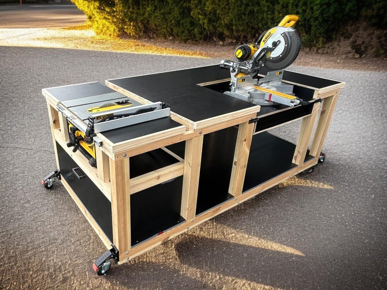 K&ouml;nnte beinhalten: Eine Werkbank aus Holz mit schwarzer Oberseite und einer eingebauten Tischkreiss&auml;ge und Gehrungss&auml;ge. Die Werkbank hat einen stabilen Rahmen und ist auf R&auml;dern leicht zu bewegen. Die Werkzeuge sind gelb und schwarz.