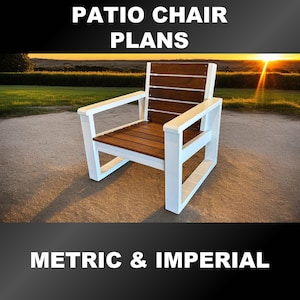 Op de afbeelding: Een wit omkaderde terrasstoel met een bruine houten zitting en rugleuning. De stoel heeft armleuningen en staat tegen een natuurlijke buitenachtergrond. De tekst "PATIO CHAIR PLANS" en "METRIC & IMPERIAL" worden weergegeven.